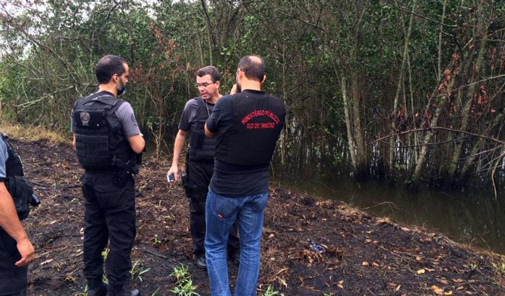 A Polícia Civil do Rio e o Grupo de Atuação de Combate ao Crime Organizado do Ministério Público (Gaeco) iniciaram uma operação com o objetivo de prender os suspeitos de matarem 13 candidatos políticos na Baixada Fluminense entre novembro de 2015 e agosto de 2016; sgundo informações da inteligência da DHBF, entre as principais causas das mortes estão o furto de combustíveis da Petrobras e a briga por territórios em diferentes municípios; a polícia informou que, entre as 13 vítimas, havia cinco envolvidos com milícias; outro motivo dos assassinatos foi a atuação de alguns candidatos contra o tráfico