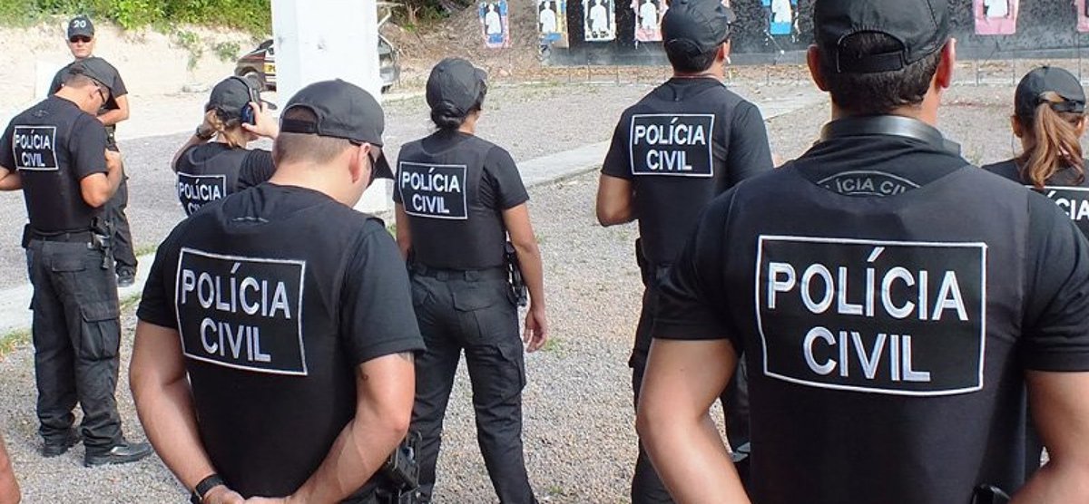 Policiais civis do Distrito Federal rejeitaram a nova proposta de reajustes salariais apresentada pelo governo; segundo a oferta, percentuais entre 8,5% e 4,5% seriam repassados aos agentes e delegados entre 2017 e 2021; a categoria pede equiparação imediata com a Polícia Federal, que concluiu a negociação salarial com o Ministério do Planejamento; a proposta feita pelo executivo local aos policiais civis prevê 7% de aumento em 2017, 7,5% em 2018, 8,5% em 2019, 5% em 2020 e 4,5% em 2021