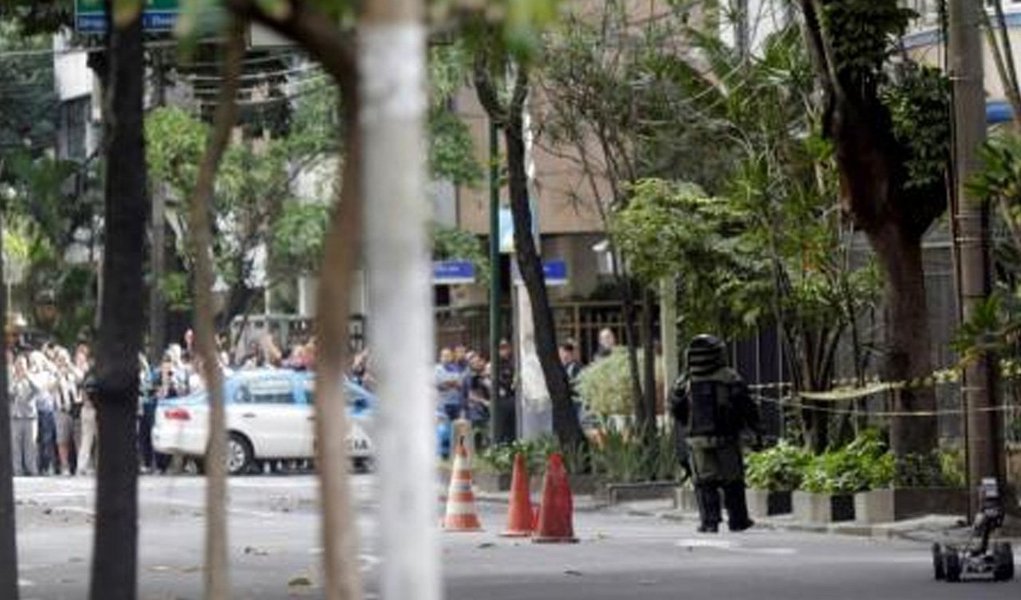 O esquadrão antibomba da polícia civil do Rio de Janeiro foi acionado devido a uma mala suspeita no bairro do Leblon, região nobre da cidade, informou a polícia; a mala foi abandonada por um homem em uma rua movimentada do bairro, segundo testemunhas; o homem saiu correndo logo em seguida; após cerca de uma hora de ação, incluindo a utilização de um robô e equipamento de raio X, a polícia confirmou se tratar de um alarma falso; dentro da mala havia apenas roupas, de acordo com a polícia