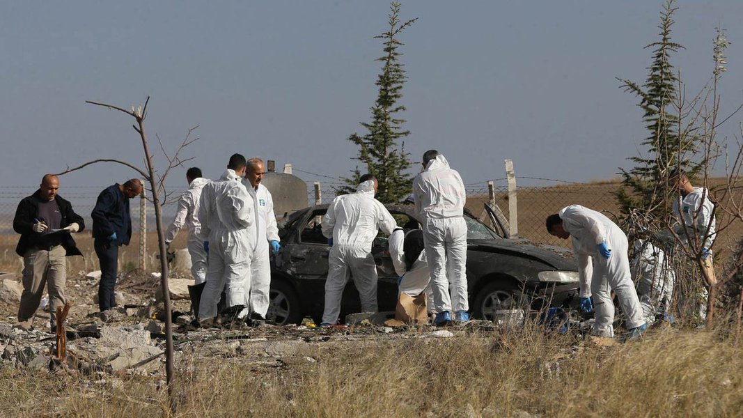 Nove soldados turcos foram mortos e mais de 20 pessoas ficaram feridas neste domingo, quando supostos militantes curdos detonaram um carro-bomba que destruiu um ponto de verificação perto de uma delegacia de polícia no sudeste do país, disseram fontes de segurança; a explosão atingiu a estação de Durak, 20 km (12 milhas) da cidade de Semdinli, em uma parte montanhosa da província de Hakkari, perto da fronteira com o Iraque e Irã, onde militantes do Partido dos Trabalhadores do Curdistão (PKK) estão ativos