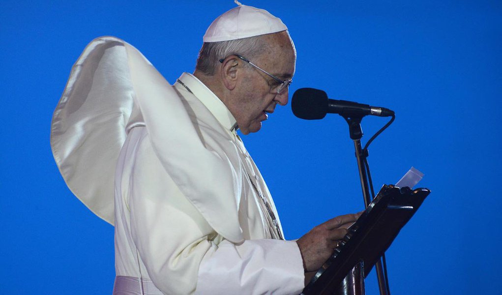 Francisco disse neste domingo (26) que os cristãos e a Igreja Católica Romana devem procurar o perdão de homossexuais pela forma como eles foram tratados; falando a jornalistas a bordo do avião que o levava da Armênia para Roma, ele também disse que a Igreja deve pedir perdão pela forma como tratou as mulheres, por fazer vista grossa ao trabalho infantil e pela “benção a tantas armas” no passado; ele lembrou os ensinamentos da Igreja em que os homossexuais "não devem ser discriminados. Eles devem ser respeitados, acompanhados pastoralmente"