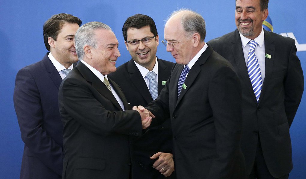 O objetivo, segundo o novo presidente da estatal, que tomou posse nesta quarta-feira, é evitar repasses do Tesouro Nacional; "Vocês conhecem a situação do Tesouro Nacional. Existe um déficit da ordem de R$ 170 bilhões. Como é que a empresa poderia pensar em contar com o Tesouro em uma situação como essa?", questionou; "Portanto, temos que ter realismo. Resolver essa situação passa sim pela venda de ativos", completou Pedro Parente