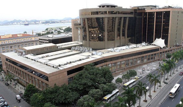 O Tribunal de Justiça do Rio de Janeiro decidiu não atender à liminar da Odebrecht, que pedia o desbloqueio de R$ 198 milhões em créditos devidos a ela e à empreiteira Andrade Gutierrez; no último dia 5, o TCE aprovou o bloqueio devido a irregularidades na reforma do Maracanã para a Copa do Mundo de 2014; na ocasião, os conselheiros do TCE acataram o relatório sobre pagamentos duplicados, serviços desnecessários e sobrepreços na compra de materiais; a obra do estádio foi orçada em R$ 705 milhões, mas é estimado que o governo estadual tenha destinado mais de R$ 1,2 bilhão ao projeto
