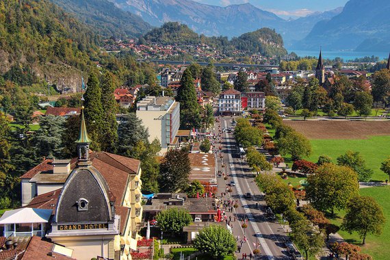 Através de plebiscito, os suíços rejeitaram a proposta de conceder um salário mínimo básico de 2.250 euros mensais a todos os cidadãos do país; proposta previa a concessão de 2.500 francos suíços - cerca de 2.250 euros - para adultos e de 625 francos suíços - 560 euros para jovens e crianças, independentemente de seu nível social, e de duração vitalícia; tanto o Parlamento quanto o governo já haviam dito que não concordavam com a medida porque os cofres públicos não suportariam