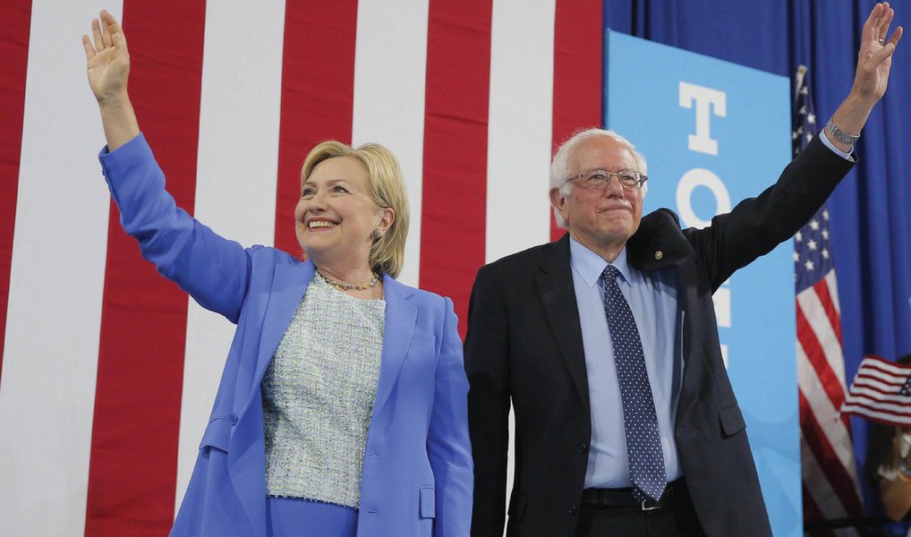 Senador norte-americano Bernie Sanders declarou nesta terça-feira, 12, apoio à ex-rival Hillary Clinton para a nomeação como candidata democrata à Presidência dos Estados Unidos antes da convenção do partido, em julho; "A secretária Clinton ganhou o processo de nomeação democrata", disse Sanders em New Hampshire; "E eu pretendo fazer de tudo que posso para garantir que ela seja a próxima presidente dos Estados Unidos"