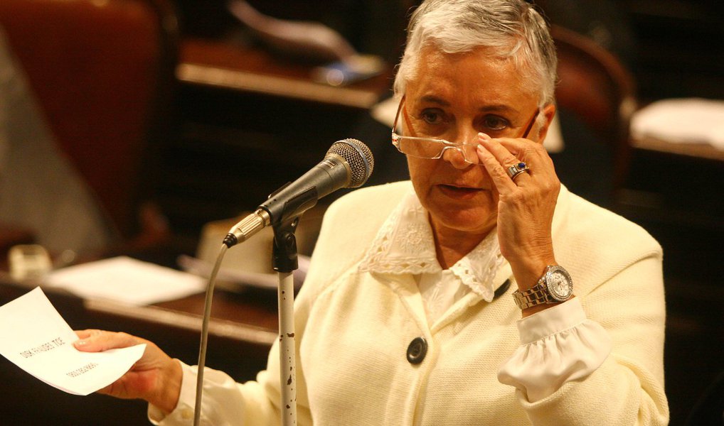 A deputada estadual Cidinha Campos (PDT) aceitou ser candidata a vice-prefeita na chapa do deputado Pedro Paulo (PMDB), apoiado pelo prefeito Eduardo Paes; a expectativa dos aliados de Pedro Paulo é que a presença de Cidinha diminua a rejeição do eleitorado feminino; aos 73 anos, Cidinha está no sétimo mandato, dois deles como deputada federal; ela foi levada para a política pelo ex-governador do Rio de Janeiro Leonel Brizola