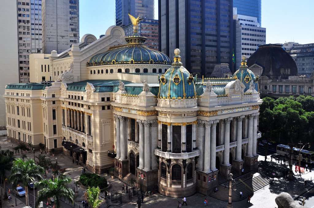 Evento que já é uma tradição no calendário cultural da cidade do Rio de Janeiro, o aniversário do Theatro Municipal é sempre um dia em que a casa de espetáculos abre suas portas ao público. Este ano, a Fundação Teatro Municipal, vinculada à Secretaria Estadual de Cultura, optou por concentrar a programação artística de comemoração no domingo (17) e não na data de inauguração, que foi na quinta-feira, 14 de julho