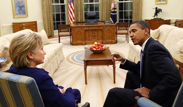 Barack Obama telefonou para a ex-secretária de Estado Hillary Clinton na terça-feira para parabenizá-la por conseguir o número necessário de delegados para ser a candidata presidencial democrata; "Sua histórica campanha inspirou milhões e é uma extensão de sua longa luta por famílias da classe média e crianças", disse o porta-voz da Casa Branca, Josh Earnest, em comunicado