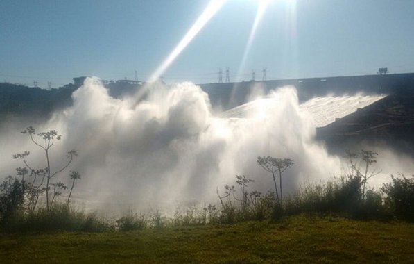 A vazão no vertedouro da Usina de Itaipu, em Foz do Iguaçu, chegou a quase 9,3 milhões de litros de água por segundo na manhã de domingo; excesso de água escoado pelas três calhas – condição rara, registrada pela última vez no dia 22 de novembro de 2015 - é o equivalente a seis vezes o volume normal das Cataratas do Iguaçu