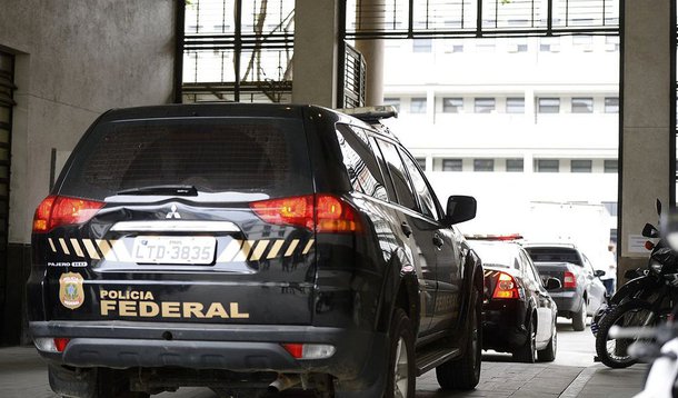 O homem de família libanesa Chaer Kalaoun, de 28 anos, foi detido em sua casa nesta quarta-feira, no município de Nova Iguaçu, na Baixada Fluminense, e levado para a sede da Polícia Federal no Rio; seu advogado, Edison Ferreira, disse que ele foi preso por causa de uma postagem no Facebook em que registrou que "assistiu dolorosamente a queda de uma mesquita por terrorismo"