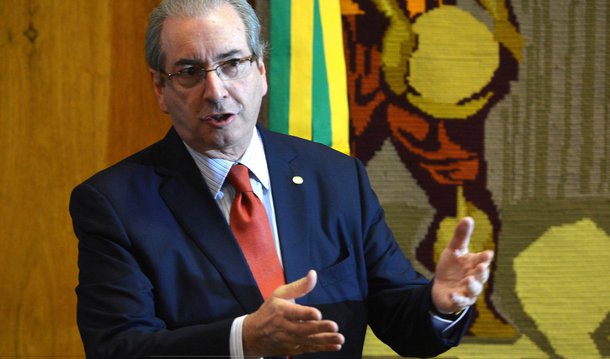 O presidente afastado da Câmara, Eduardo Cunha (PMDB-RJ), classificou nesta terça (7), por meio de nota, de "autoritária" a decisão da presidência do Conselho de Ética de encerrar, no início da tarde, a sessão que votaria o relatório do deputado Marcos Rogério (DEM-RO) que recomendava a cassação do mandato do peemedebista; segundo Cunha, a sessão foi encerrada de "forma abrupta e antirregimental". Ele também reclamou no comunicado que a decisão do presidente do conselho, deputado José Carlos Araújo (PR-BA), teria sido uma "manobra espúria"