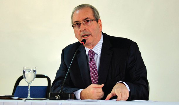 O presidente afastado da Câmara, Eduardo Cunha (PMDB), articula trocas na Comissão de Constituição e Justiça para tentar aprovar o parecer do seu aliado, deputado Ronaldo Fonseca (PROS-DF), que sugere a anulação da votação do Conselho de Ética; uma das trocas é no PTN; João Carlos Bacelar deixou a CCJ para abrir caminho para Carlos Gaguim, que já foi substituído por Jozi Araújo