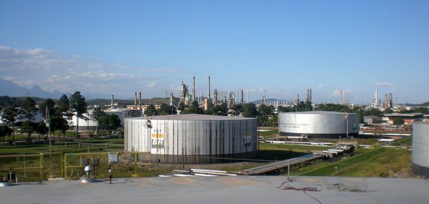 A Petrobras suspendeu as operações na Refinaria Duque de Caxias (Reduc), com capacidade de processar 242 mil barris por dia, no estado do Rio de Janeiro, após uma falha no tanque de enxofre, afirmou à Reuters, nesta segunda-feira, o sindicato que representa os trabalhadores no local