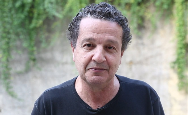 Em vídeo nas redes sociais, jornalista convoca a população para protestar contra o golpe e contra o governo ilegítimo de Michel Temer: "Nosso lugar hoje é nas ruas. Vamos às ruas! Não nos deixemos intimidar por quem quer que seja. O Brasil não vai permitir que sua democracia desapareça"; assista