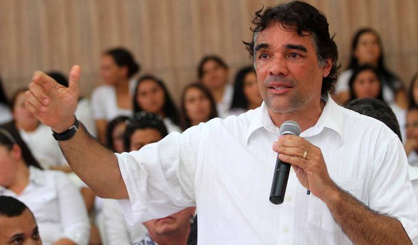 O suplente de senador, Lobão Filho (PMDB) reagiu à declaração do vereador e pré-candidato do partido à Prefeitura de São Luís, Fábio Câmara, de que não está preocupado com pesquisas; a avaliação do vereador foi feita após Edinho afirmar que as pesquisas mostram o peemedebista sem "a menor condição eleitoral"; Edinho voltou a tocar no assunto; "Quando afirmei que a candidatura do Fábio perdeu seu momento não foi para prejudicá-lo e sim para protegê-lo (…) Mas o conjunto de fatores como absoluta falta de estrutura financeira, falta de equipe, partido dividido, aliados a falta de empatia apontada nas pesquisas são fatais para uma candidatura"; com 2% de intenções de votos, Câmara não tem o apoio da maioria do PMDB