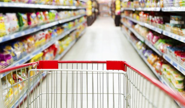 Levantamento realizado pela Tendências Consultoria Integrada mostra que o poder de compra dos brasileiros diminuiu 9% entre 2014 e 2016; cálculo que leva em conta a renda do mercado de trabalho, a renda da previdência, o crédito, os juros e a inflação mostra que o número caiu de R$ 3,49 trilhões para R$ 3,17 trilhões, chegando ao menor patamar desde 2011; entre os principais responsáveis está o desemprego, que saltou de 5% para 11,6%