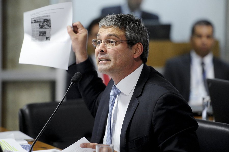 No discurso em que votou contra o relatório do senador Antonio Anastasia (PSDB-MG) na comissão do impeachment, Lindbergh Farias (PT-RJ) denunciou o que seria um "golpe da burguesia" contra a presidente Dilma Rousseff; assista ao vídeo