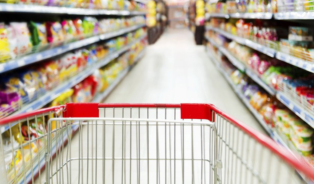Levantamento realizado pela Tendências Consultoria Integrada mostra que o poder de compra dos brasileiros diminuiu 9% entre 2014 e 2016; cálculo que leva em conta a renda do mercado de trabalho, a renda da previdência, o crédito, os juros e a inflação mostra que o número caiu de R$ 3,49 trilhões para R$ 3,17 trilhões, chegando ao menor patamar desde 2011; entre os principais responsáveis está o desemprego, que saltou de 5% para 11,6%