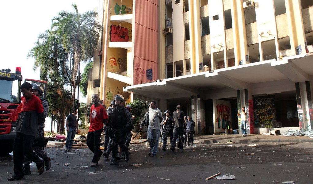 Ocupantes se entregaram por volta das 7 horas. Crianças foram retiradas em segurança e atendidas pelo Corpo de Bombeiros