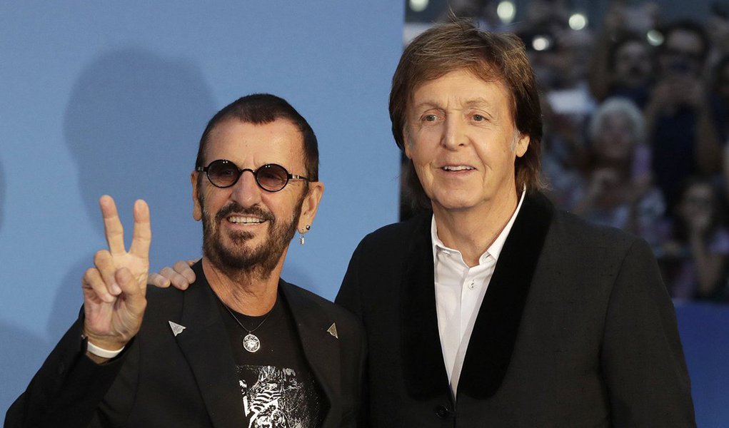 Os ex-Beatles Paul McCartney e Ringo Starr se reuniram para uma volta ao passado nesta quinta-feira, durante a estreia de um documentário feito pelo vencedor do Oscar Ron Howard sobre o 'Fab Four', que mostra a jornada da banda na década de 1960; o cantor-compositor e o baterista posaram para fotografias em um tapete azul em Leicester Square, em Londres, para o lançamento de "The Beatles: Eight Days a Week - The Touring Years", que atraiu centenas de fãs em êxtase, além de celebridades como Madonna, Eric Clapton, Bob Geldof e Liam Gallagher