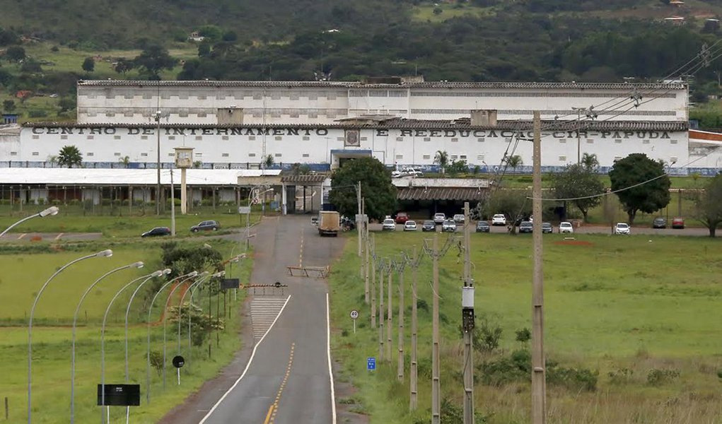 Decisão proferida pela juíza titular da Vara de  Execução Penal do DF (VEP/DF) determinou a transferência imediata de 166 presos que se encontram na Divisão de Controle e Custódia de Presos - DCCP para o Centro de Detenção Provisória – CDP, no Complexo da Papuda; a transferência de presos, que deveria constituir ação rotineira, sempre às terças e sextas, não foi realizada no último dia 25, devido à greve dos Agentes de Atividades Penitenciárias, julgada ilegal