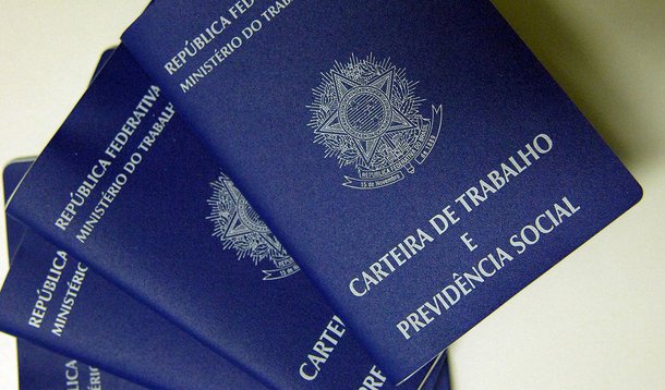 Na contramão da crise econômica, o Maranhão obteve o quarto melhor saldo de empregos da Região Nordeste e o quinto do país em agosto, com abertura de 2,2 mil novas vagas, segundo dados do Cadastro Geral de Empregados e Desempregados (Caged); na última semana, o governador Flávio Dino assinou decretos que instituem os programas ‘Minha Casa, Meu Maranhão’, ‘Mutirão Rua Digna’ e ‘Mais Empregos’; a previsão é que os programas gerem 10 mil novos empregos