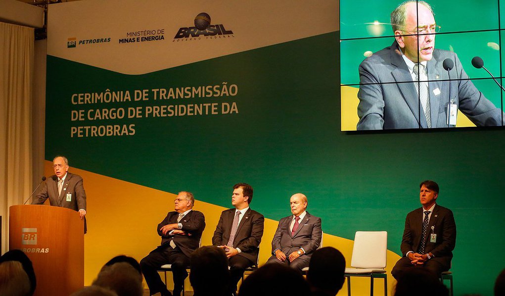 Para Fernando Brito, do Tijolaço, enquanto a Shell gastou uma fortuna para arriscar-se a explorar petróleo em meio às geleiras do Ártico, Pedro Parente, ao assumir a presidência da empresa só faltou dar “graças a deus” à ideia de tirar da Petrobras o direito de ficar com pelo menos 30% de todo o petróleo (achado, garantido) na região do pré-sal