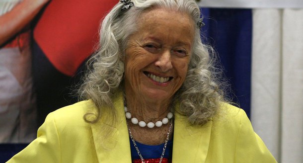 Atriz Noel Neill, que interpretou Lois Lane, a repórter intrépida da série de televisão norte-americana "Adventures of Superman", seriado que foi ao na década de 50, que jamais se deu conta de que Clark Kent, seu colega no jornal Planeta Diário, era o Homem de Aço, morreu aos 95 anos de idade; ela  faleceu no domingo em sua casa em Tucson, no Estado do Arizona