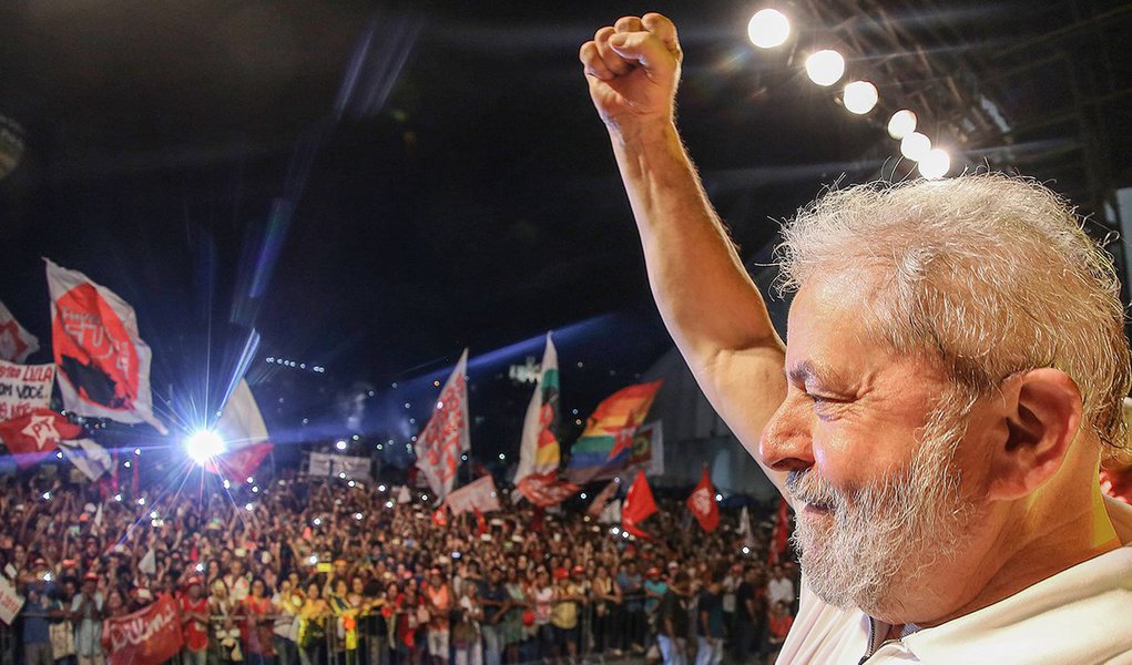 Comitê Nacional em Defesa das Empresas Públicas realiza na próxima segunda-feira, 6, no Rio de Janeiro, a campanha "Se é público é para todos", que contará com participação de intelectuais, sindicalistas, movimentos sociais, partidos políticos e demais setores da sociedade civil organizada; ex-presidente Lula confirmou participação no ato, que será realizado na Fundição Progresso, bairro da Lapa; segundo os organizadores, a campanha pretende envolver os brasileiros no debate sobre a valorização do que é público: empresas, educação, cultura, saúde, espaços, entre outros bens e direitos ameaçados pela agenda neoliberal que avança no país