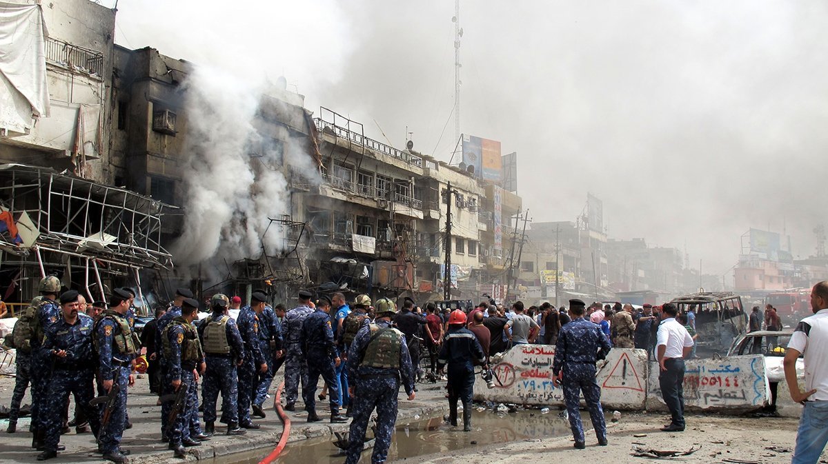 A Casa Branca condenou neste domingo os ataques à bomba em Bagdá que mataram cerca de 120 pessoas e deixaram 200 feridos, afirmando que isso apenas fortaleceu a determinação dos Estados Unidos em enfrentar os militantes do Estado islâmico; "Permanecemos unidos com o povo e o governo do Iraque em nossos esforços combinados para destruir o Estado Islâmico", disse a Casa Branca em comunicado; no ataque mais grave, um caminhão frigorífico explodiu em Karrada, na zona central de Bagdá, matando 115 pessoas e ferindo ao menos 200