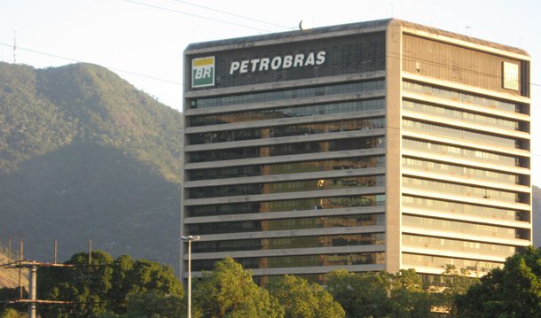 A Petrobras vai retomar as negociações com os empregados para implementar mudanças no acordo coletivo propostas no ano passado; a estatal quer reduzir a jornada de trabalho para 6 horas e os salários em 25%; Pedro Parente, dá como certo que conseguirá promover as mudanças, que integram o programa de ajuste das finanças