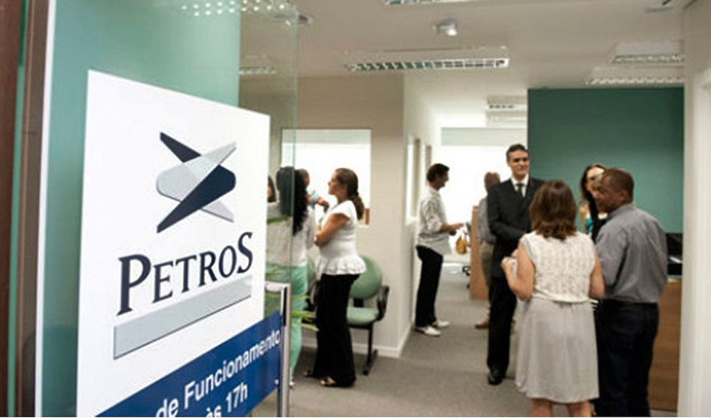 Com déficit de R$ 22,6 bilhões em 2015, R$ 6,5 bilhões acima do limite de tolerância estabelecido por resolução do Conselho Nacional de Previdência Complementar, a Petros vai dividir a conta com os 76 mil empregados, aposentados e pensionistas da Petrobras a partir do próximo ano; equacionamento de R$ 16,1 bilhões será dividido igualitariamente entre os patrocinadores e os participantes e assistidos do plano, que ficarão com 50% cada; segundo  a estatal, "serão determinados os percentuais adicionais de contribuições a serem cobrados, ao longo do tempo, até o prazo máximo de aproximadamente 18 anos"