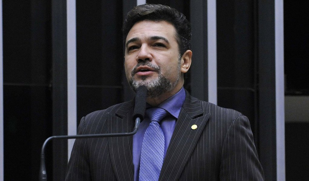 O ministro do Supremo Tribunal Federal (STF) Edson Fachin decidiu que vai investigar a queixa apresentada pela estudante de jornalismo Patrícia Lélis contra o deputado Marco Feliciano (PSC-SP); em decisão tomada na terça (13), o ministro atendeu a pedido da Procuradoria-Geral da República (PGR) e determinou abertura de inquérito para apurar o caso; em depoimento na Polícia Civil do Distrito Federal, no mês passado, Patrícia acusou o parlamentar de tentativa de estupro; Patrícia é da juventude do PSC