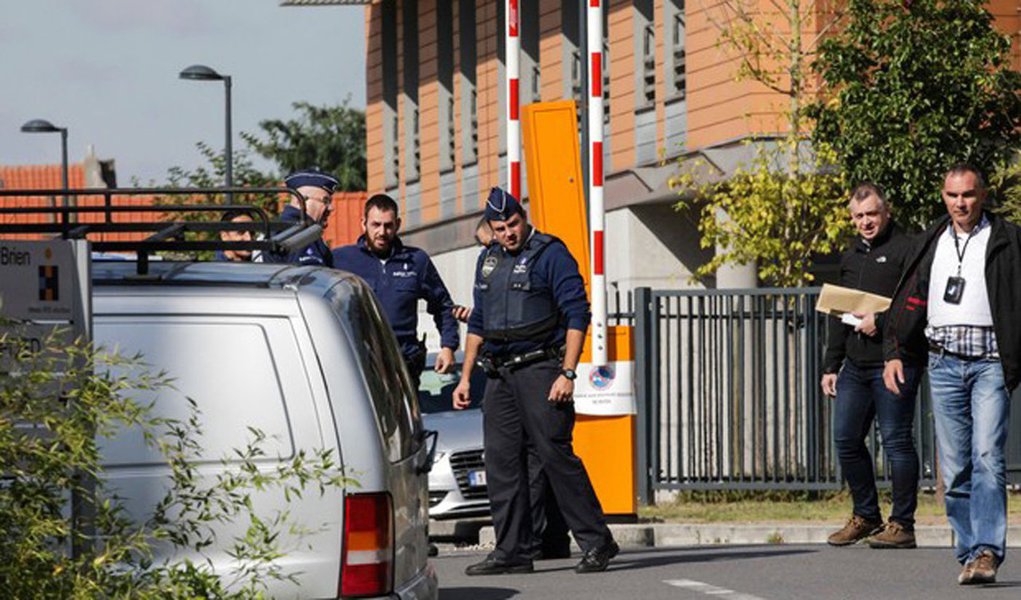 Procuradoria Federal da Bélgica confirmou que o ataque com faca desta quarta-feira (5) contra dois policiais, em Bruxelas, foi um "atentado terrorista"; policiais foram agredidos com facadas  e o episódio coincide com a evacuação de uma estação de metrô e do prédio da Promotoria em Bruxelas, após a polícia receber um alerta de bomba