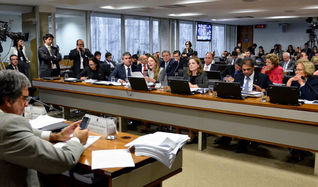 A Comissão Especial do Impeachment adiou nesta quinta (2) a decisão sobre o cronograma dos trabalhos da segunda fase do processo de impedimento da presidente afastada Dilma Rousseff; o relator Antonio Anastasia (PSDB-MG) propôs o encurtamento de várias etapas, o que anteciparia a votação final em cerca de vinte dias; a sugestão gerou polêmica e o presidente da comissão, senador Raimundo Lira (PMDB-PB), retirou o assunto de pauta para consultar o presidente do Supremo Tribunal Federal (STF), Ricardo Lewandowski