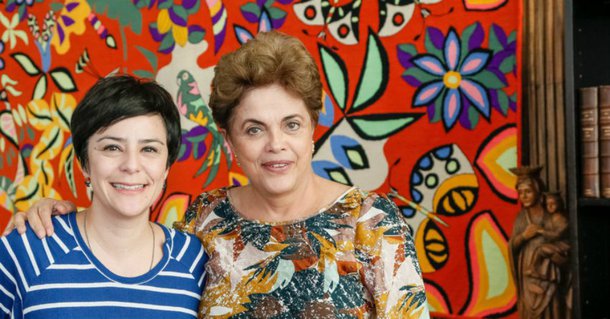 “Sou admiradora e fã desta presidenta e desta mulher. Se me falassem assim: ‘olha, você pode escolher ter uma segunda mãe’, poderia ser a presidenta Dilma”, disse Fernanda Takai, cantora do Pato Fu, que se encontrou ontem com a presidente Dilma Rousseff; vídeo