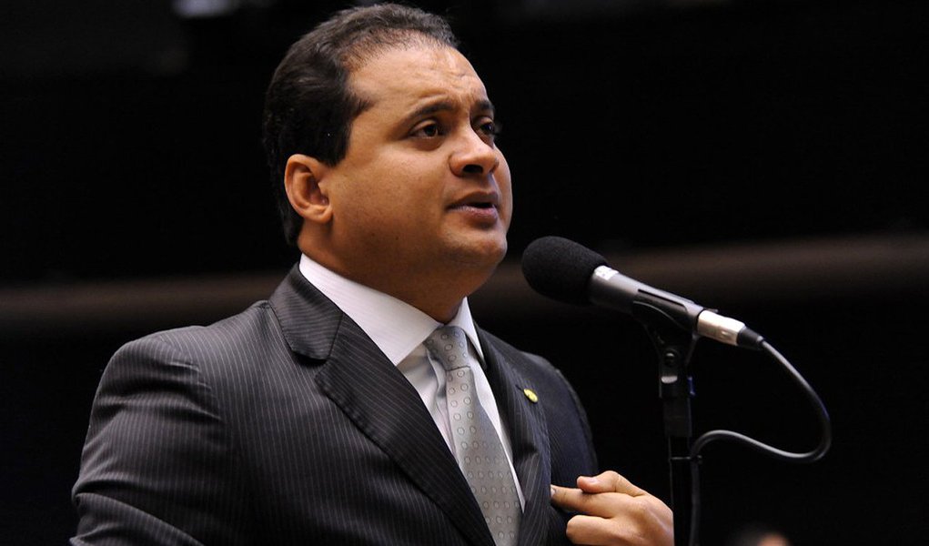 O deputado federal Weverton Rocha, presidente estadual do PDT, desfez um factoide que tentou ser criado em virtude de sua declaração, após ele dizer que o próximo prefeito de São Luís que não Edivaldo Holanda enfrentaria um cenário de caos; ele esclareceu que qualquer um dos pré-candidatos postos, sem experiência no Executivo, iria ter muitas dificuldades para administrar; “Nenhum dos candidatos que estão postos contra o Edivaldo administrou alguma cidade, alguma secretaria ou qual quer outra coisa que seja, é importante ter essa clareza, ter essa responsabilidade para deixar claro que o Edivaldo vem com acúmulo, com experiência que ele tem, no momento de crise que o Brasil tá vivendo, não pode arriscar”, afirmou