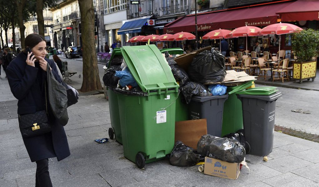 Autoridades francesas enviaram caminhões privados para retirar o lixo acumulado e empilhado nas ruas de Paris, além de dizer aos funcionários grevistas do setor público que não terão permissão de atrapalhar a Euro 2016; a Euro 2016 começa nesta sexta-feira 10, com 1,5 milhão de torcedores estrangeiros esperando para se juntar a pelo menos um milhão de franceses no festival esportivo que dura um mês