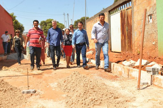 A estiagem dos últimos meses ajudou a acelerar o ritmo das obras no Sol Nascente, em Ceilândia; q previsão da Secretaria de Infraestrutura e Serviços Públicos é que esteja tudo finalizado em julho de 2017, próximo período de seca na capital; as obras de urbanização no Setor Sol Nascente incluem serviços de drenagem e de pavimentação e beneficiarão mais de 100 mil pessoas; ao todo, serão investidos cerca de R$ 188 milhões, recursos da Caixa Econômica Federal (95%) com contrapartida do governo de Brasília (5%)