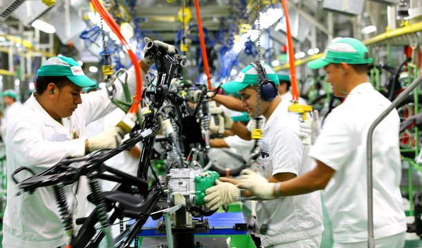 O investimento da indústria de transformação em máquinas, equipamentos e instalações deve somar neste ano R$ 48,4 bilhões, um recuo de 50,4% em relação ao aplicado em 2015, segundo a Pesquisa Fiesp de Intenção de Investimento 2016; 56,6% das empresas pesquisadas declararam não ter realizado investimentos em 2015, e 73,2% não irão investir este ano
