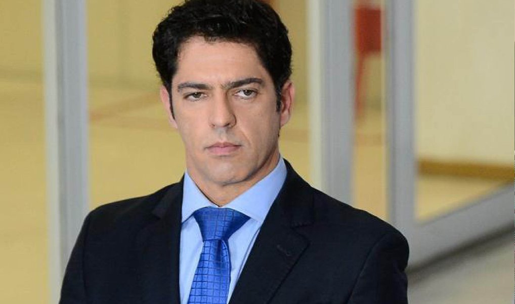 O delegado Alessandro Thiers foi dispensado da titularidade da Delegacia de Repressão aos Crimes de Informática (DRCI), nove dias após ter sido afastado das investigações sobre o estupro coletivo sofrido por uma adolescente de 16 anos no Morro da Barão, Zona Oeste do Rio; a delegada Cristiana Bento, titular da Delegacia da Criança e do Adolescente Vítima (Dcav), passou a conduzir o caso; delegado teve a atuação suspeita por culpar a vítima pelo estupro, dizendo que se tratou de uma relação consentida