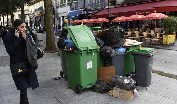 Autoridades francesas enviaram caminhões privados para retirar o lixo acumulado e empilhado nas ruas de Paris, além de dizer aos funcionários grevistas do setor público que não terão permissão de atrapalhar a Euro 2016; a Euro 2016 começa nesta sexta-feira 10, com 1,5 milhão de torcedores estrangeiros esperando para se juntar a pelo menos um milhão de franceses no festival esportivo que dura um mês