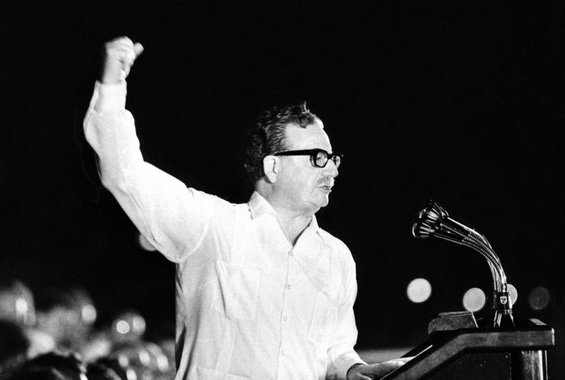 O Chile fez uma homenagem póstuma neste domingo ao ex-presidente Salvador Allende, vítima de um golpe de Estado há 43 anos comandado pelo general Augusto Pinochet, em cerimônias que pediam justiça contra os atos cometidos na ditadura; "43 anos se passaram desde que, neste mesmo palácio, foi apagada a chama da democracia para a instalação da ditadura, do terrorismo de Estado e da arbitrariedade no coração de nossa pátria", disse a presidente do Chile, Michelle Bachelet, que discursou em cerimônia no Pátio dos Canhões para convidados, parlamentares e familiares de Allende