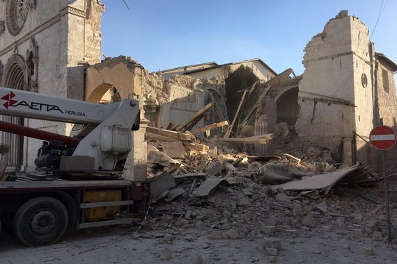 Naquele ano, mais de 280 mil pessoas ficaram desabrigadas e mais de 2,9 mil morreram. No caso de hoje,  foram registrados apenas feridos. A intensidade do tremor hoje foi sentida em todas as partes do território italiano, ocasionando centenas de pedidos de ajuda aos bombeiros até mesmo em Roma