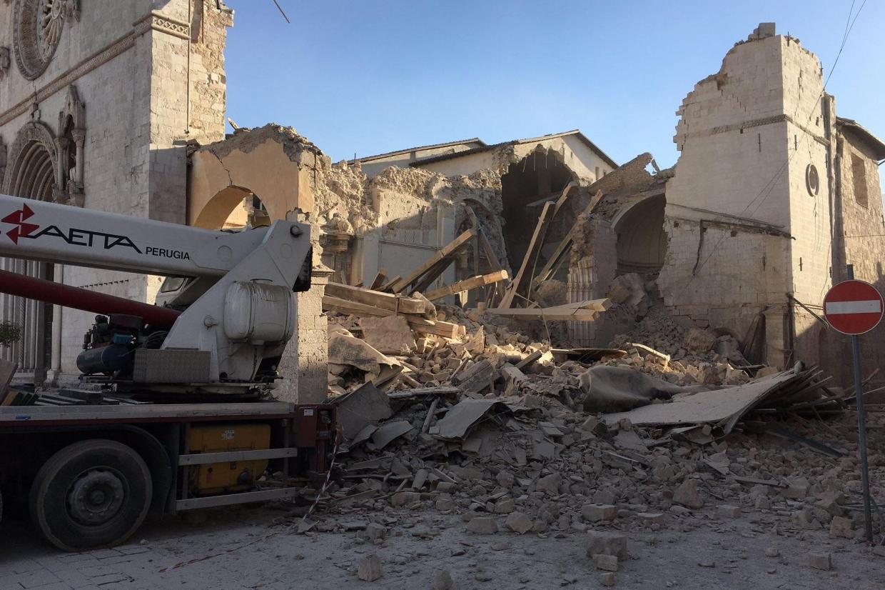 Naquele ano, mais de 280 mil pessoas ficaram desabrigadas e mais de 2,9 mil morreram. No caso de hoje,  foram registrados apenas feridos. A intensidade do tremor hoje foi sentida em todas as partes do território italiano, ocasionando centenas de pedidos de ajuda aos bombeiros até mesmo em Roma