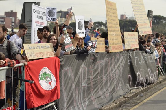 A “República de Curitiba” realizou na manhã desta quinta (14), durante a recepção da tocha olímpica, um grande ensaio ao ar livre do grande #ForaTemer para a abertura dos Jogos Olímpicos no Rio; confira relato do blog do Esmael