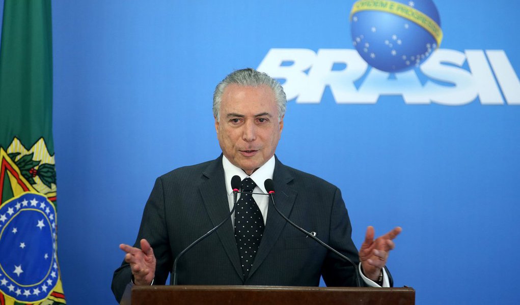 Governo interino desistiu de criar os 14 mil novos cargos federais aprovados pela Câmara na semana passada; também prometeu à equipe econômica se posicionar contra o aumento salarial de ministros do STF, mas manterá o apoio ao reajuste dos servidores do Judiciário, já acordado anteriormente; “Com isso, Michel Temer busca, de um lado, evitar o efeito cascata de aumentos nos Estados. De outro, reforça seu juramento pelo ajuste fiscal”, diz a colunista Natuza Nery