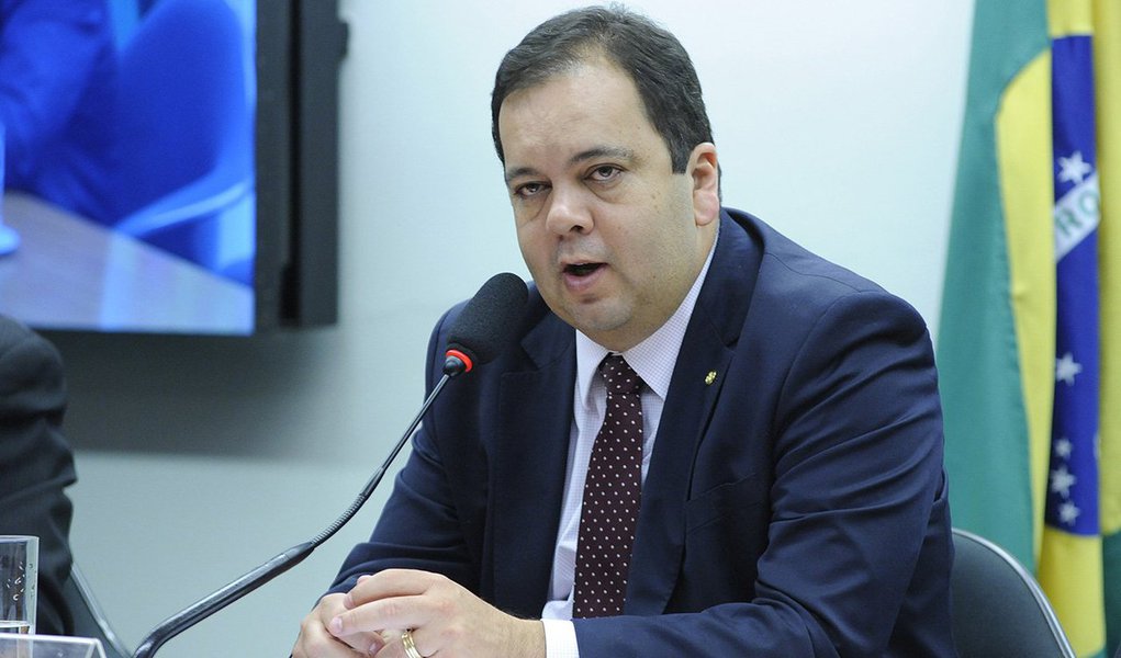 Deputado Elmar Nascimento (DEM-BA) renunciou nesta quarta-feira, 15, à função de relator de recursos do presidente afastado da Câmara, Eduardo Cunha (PMDB-RJ), que tramitam na Comissão de Constituição e Justiça (CCJ); "Eu ficaria muito desconfortável em fazer algo contra um companheiro do partido", afirmou Nascimento, um dia depois que o Conselho de Ética aprovou por 11 votos a 9 o relatório do deputado Marcos Rogério (PDT-RO) pela cassação do mandato de Cunha; deputado era o responsável por elaborar um parecer sobre recursos que já haviam sido apresentados pela defesa de Cunha, questionando procedimentos adotados durante o processo disciplinar contra ele no Conselho de Ética
 