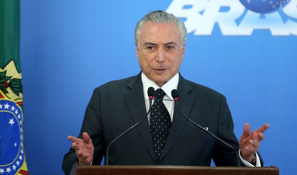 Ministro da Casa Civil, Eliseu Padilha, disse que o vice-presidente em exercício Michel Temer vetará a retirada do limite de participação estrangeira em companhias aéreas brasileiras como parte de um acordo para que o Senado aprove a medida provisória 714, que trata de temas ligados ao setor aéreo; "Nós vamos ter vigorando de novo o Código Brasileiro de Aviação, que prevê participação máxima de capital estrangeiro em até 20%", afirmou o ministro