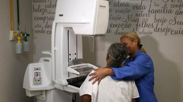 O governo de Brasília, em parceria com as empresas que compõem o sistema de transporte coletivo do Distrito Federal, promoveram, na Rodoviária do Plano Piloto, ações em apoio à campanha Outubro Rosa; estava prevista a colocação de um ônibus no local com pessoal para dar informações sobre o câncer de mama; no entanto, as mulheres que procuraram orientação no local não conseguiram informações ou foram orientadas a procurar postos de saúde; segundo a merendeira Ivanete Vale, 50 anos, na rede pública onde, mesmo marcando o exame, a espera chega a ser de até dois anos para fazer o exame